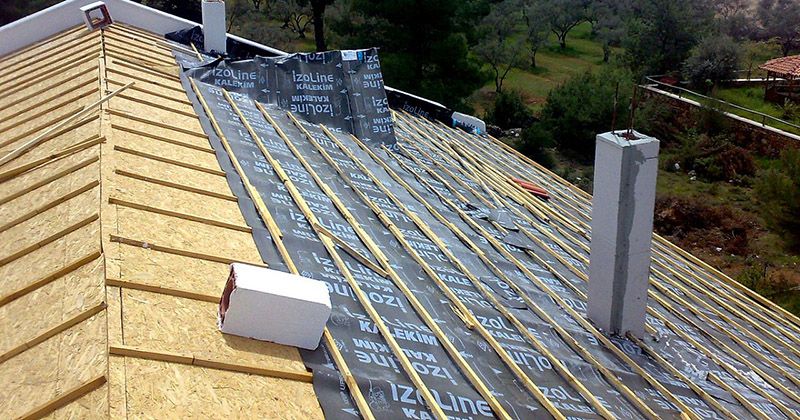 Aliağa EPDM Kauçuk Çatı – OSB üzerine serilmiş nefes alan su yalıtım örtüsü ve çıtalama